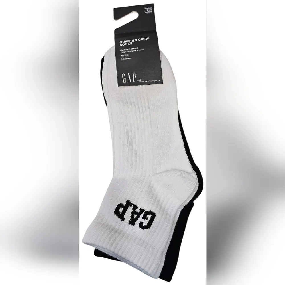 GAP Logo Women's Quarter Crew Socks 2 Pack Black And White, New